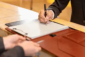 砸冷藏车是犯什么法律